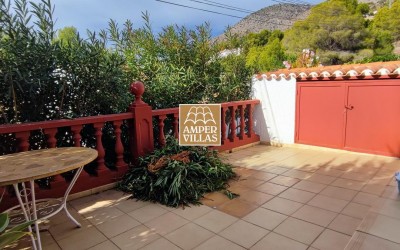 Fin bungalow på bakkeplan med flere terrasser i Altea la Vella.